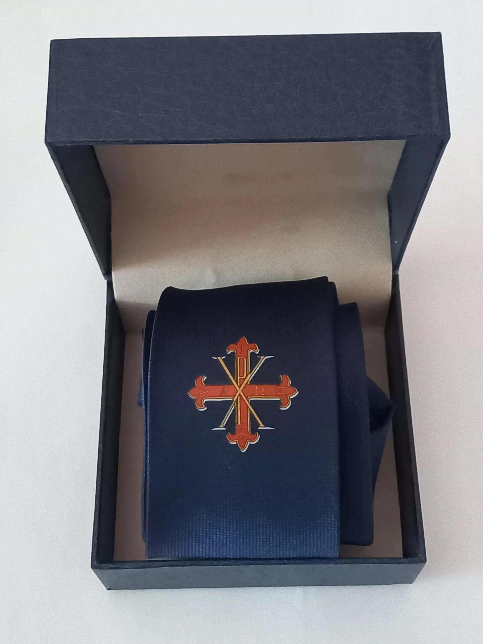 Cravatta blu scuro con stemma stampato SMOC - immagine 3