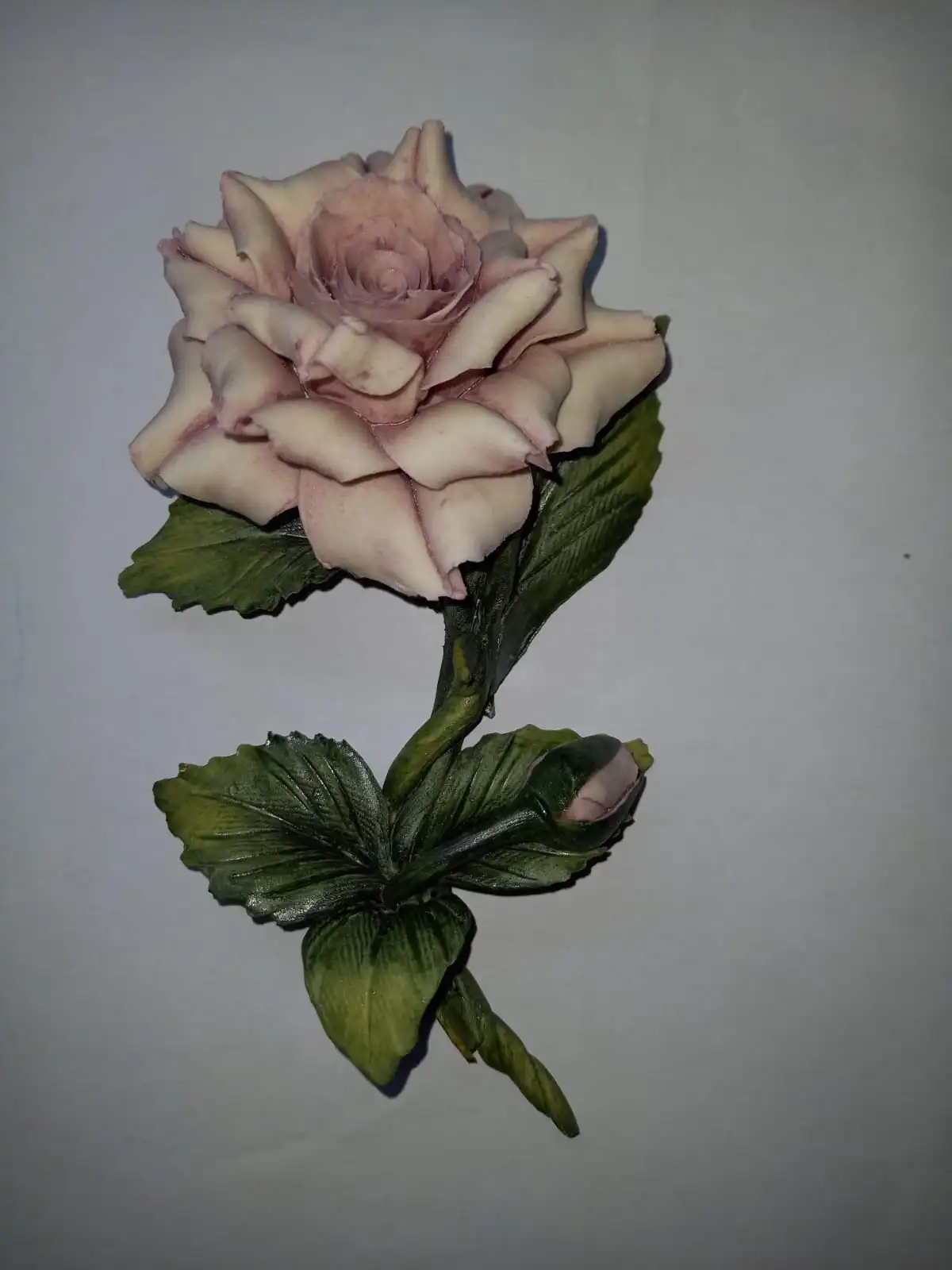 Rosa con bocciolo in ceramica dipinta a mano misura 15×9